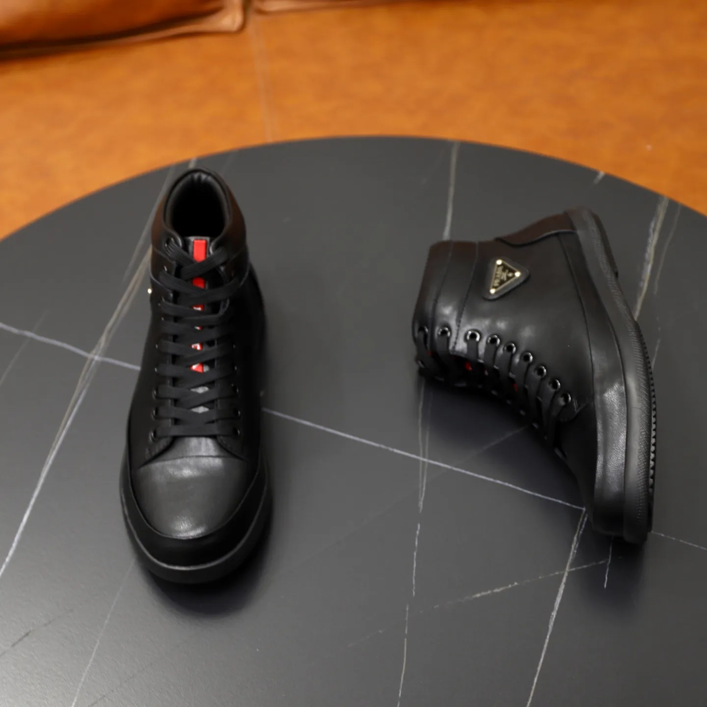 Ex-factory price: 480💰🙅‍♂️🙅‍♂️🙅‍♂️ Brand: PRADA Standard code: 38-44 (45 customized) Grade: Same as the official website Material: Original high-end leather splicing surface Comfortable and breathable sheepskin lining Lightweight, soft and wear-resistant outsole Style category: Men's fashion casual shoes Sports shoes Distinguished luxury brand elements Top luxury Color: actual picture color
